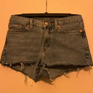 Jeans shorts från Weekday i storlek 24/30. Ny pris 299, mitt pris 149kr men kan diskuteras.❤️