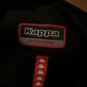 KAPPA tracksuit jacka (kofta)  - Äkta kappa kofta för unisex, endast använd fåtal gånger och är i jätte bra skick. 