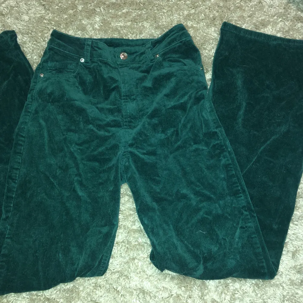 Säljer ett par högmidjade Manchesterbyxor i grönt!☺️. Jeans & Byxor.
