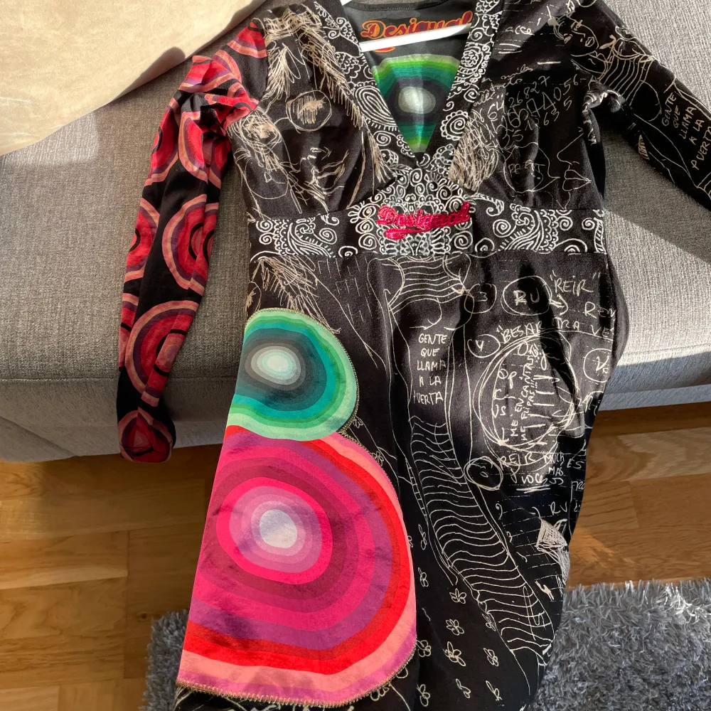 Ny Desigual klänning med fina detaljer •Aldrig använd, upptvättad Desigual klänning •Storlek M •Köpte för 1300-1500 kr 🚫Djurfritt och rökfritt hem 📍Kan mötes upp i Mölnlycke centrum 📬Kan skickas mot fraktkostnad. Klänningar.