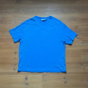 Oversize, tunn t-shirt i en fin klarblå färg. Köpt från Weekday och har inga defekter! 