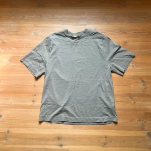 t-shirt - T-shirt från herravdelningen i lite mer slitstarkt material och mjukt tyg. Boxig modell och lite längre armar. 