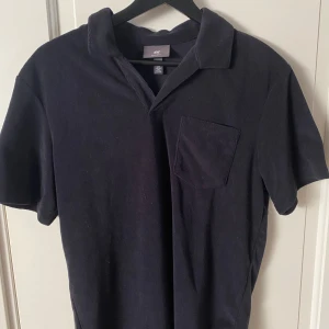 Frotté tröja - En svart frotté tröja från H&M. Den är i storlek S Den är helt oanvänd.  Perfekt nu till sommaren. Säljer för 100