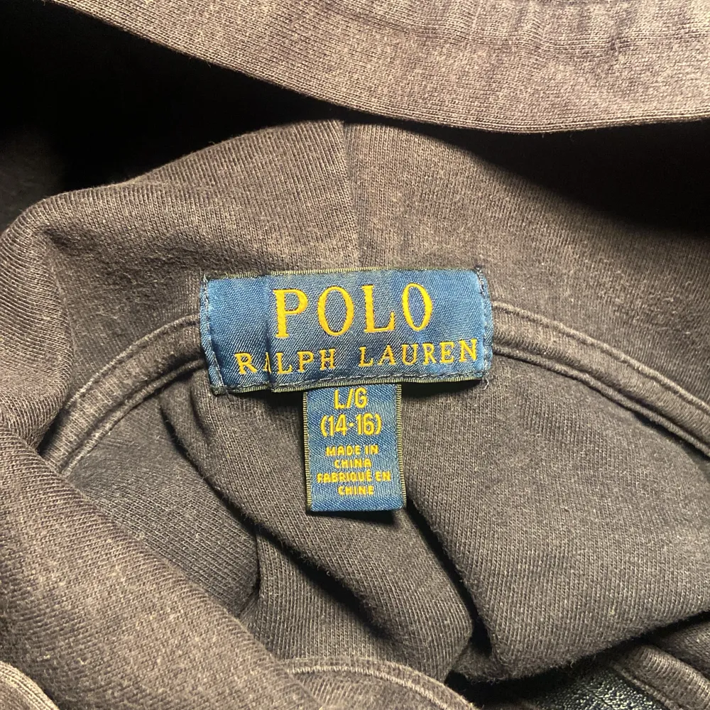 Säljer nu denna zip hoodie pga att den är för liten.  Skick 8/10, Mitt pris 325. Nypris 1000🔥. Hoodies.