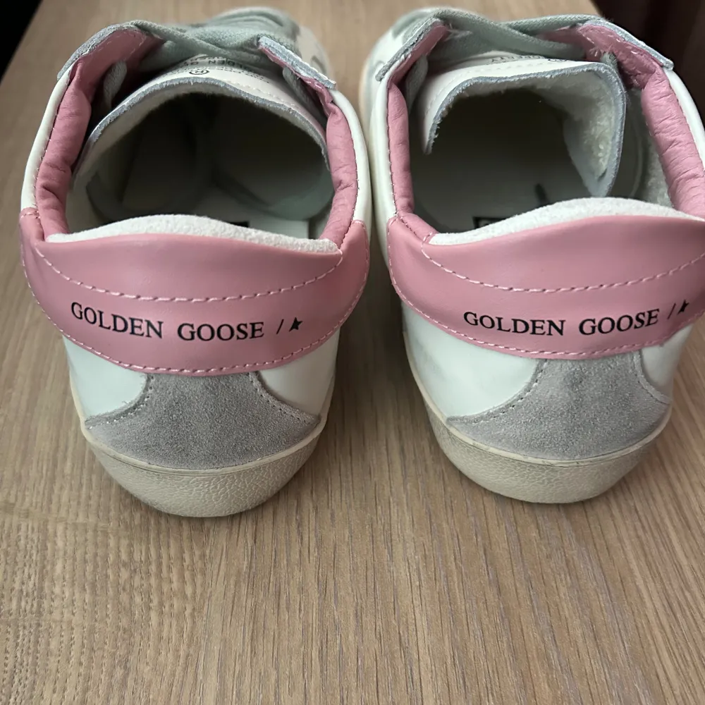 Säljer nu mina golden Goose sneakers i bra skick. Skriv gärna om ni har några frågor. Skor.