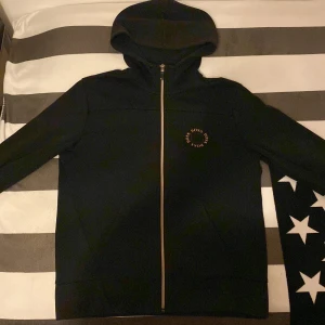 Hugo boss kofta - Hugo boss kofta i stolek S. Dragkedjan är lite seg och snöret vid luvan är borta . Säljer den därför lite billigare