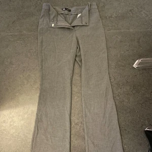 Grå kostymbyxor  - Säljer dessa gråa kostymbyxorna från zara, jättebra skick, ganska lågmidjade, flared