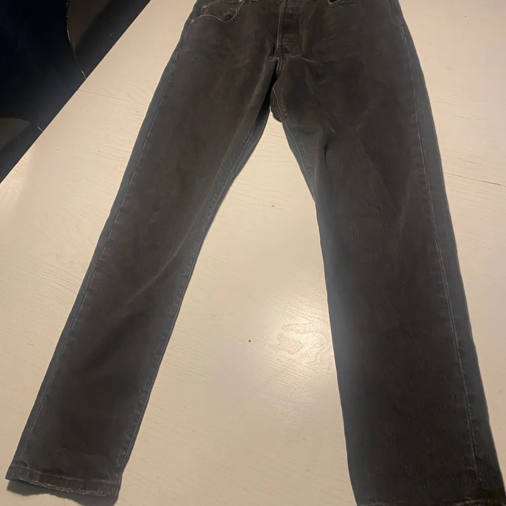 Säljer ett par svarta Levis 501 skinny i nyskick . Jeans & Byxor.