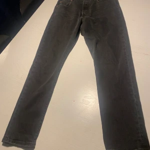 Levis 501 - Säljer ett par svarta Levis 501 skinny i nyskick 