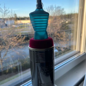 JPG Le Male  - Inte största fanet av doften, sprutat några gånger (cirka 73 av 75ml kvar). Säljer billigt för att jag fick lite rabatt på den. Hör av er vid intresse :))