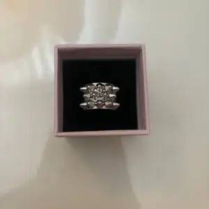 Säljer min Edblad ring eftersom jag inte använder silver smycken längre. Den är i nyskick och väldigt snygg!💕💕