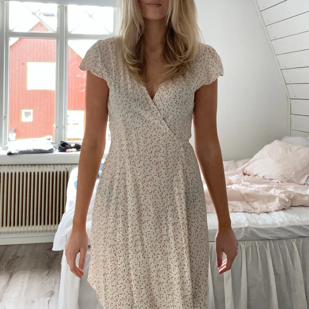 Jättefin klänning från brandy Melville🤍🌸endast använd en gång! . Klänningar.