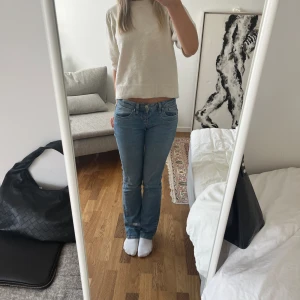 LTB jeans - Supersnygga lågmidjade jeans från LTB! De är i modellen valerie och storlek 24 i midjan och 32 i längden. Passar mig perfekt som är 170cm och brukar ha xs-s i jeans. Det finns inga defekter och är i nyskick❤️ ordinarie pris är 990kr😊