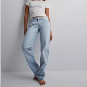 A-brand ljusblå jeans i stl 27 nypris 900kr använda ca 5 gånger, skriv för egna bilder