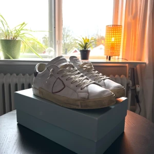 Philippe Model  - Säljer nu dessa feta models i storlek 43. Dom är i fint skick och enda defekter cond 8/10. Allt Og ingår och bevis på äktighet finns.hör av dig vid fundering😁