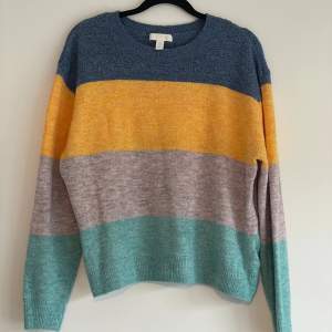 Mjukis tröja med tre olika färger. Den är inte särskilt tjock och när du tvättar den blir det inga bollar.