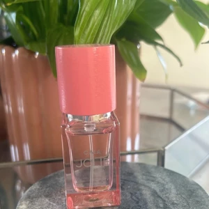 intressekoll Jolie - Intressekoll på min caia parfym, Jolie den är knappt använd. Limtited edition  Pris kan diskuteras 