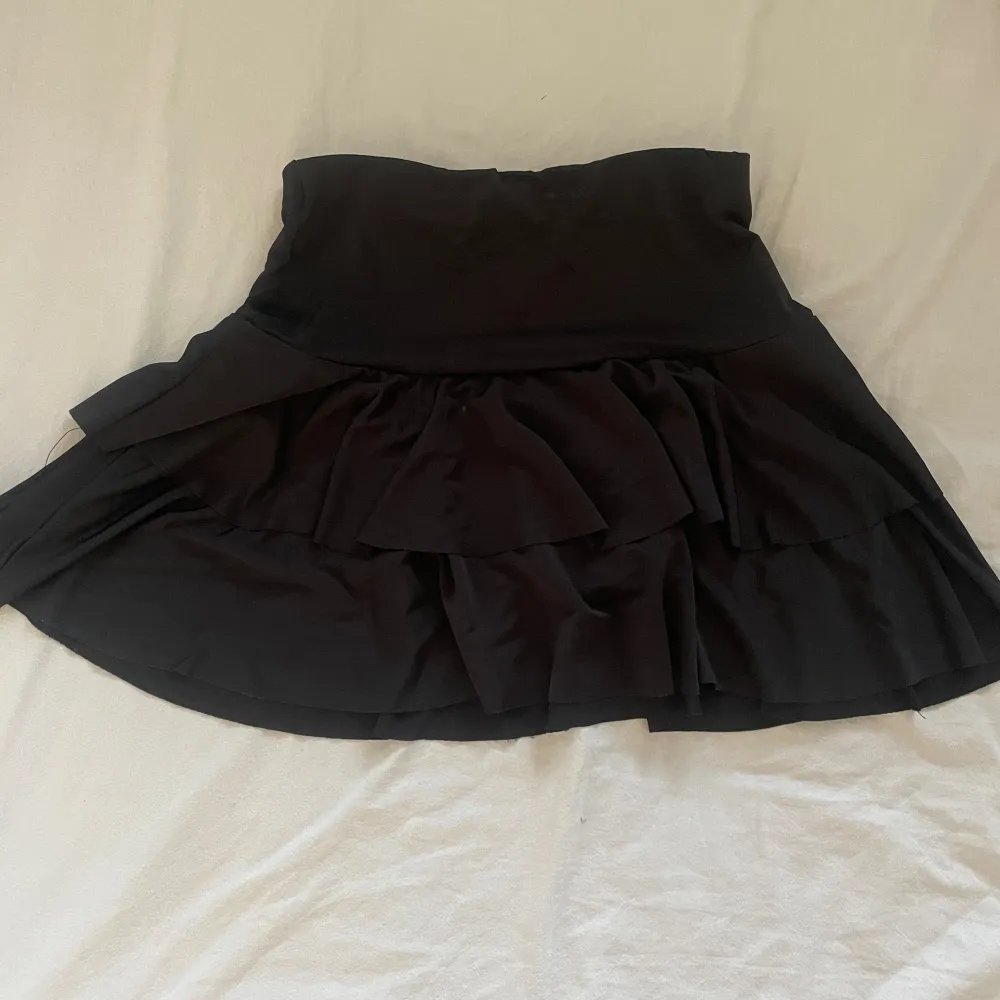 säljer denna gulliga svarta kjol från asos pga att den inte passar mig längre⭐️materialet är stretchigt och skönt, perfekt nu för sommaren💗kontakta om du har några frågor💞. Kjolar.