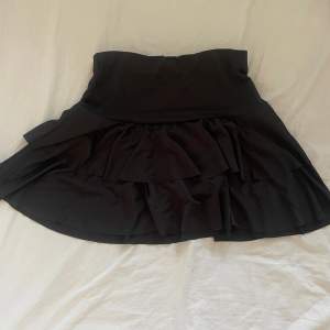 säljer denna gulliga svarta kjol från asos pga att den inte passar mig längre⭐️materialet är stretchigt och skönt, perfekt nu för sommaren💗kontakta om du har några frågor💞