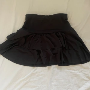 gullig kjol - säljer denna gulliga svarta kjol från asos pga att den inte passar mig längre⭐️materialet är stretchigt och skönt, perfekt nu för sommaren💗kontakta om du har några frågor💞
