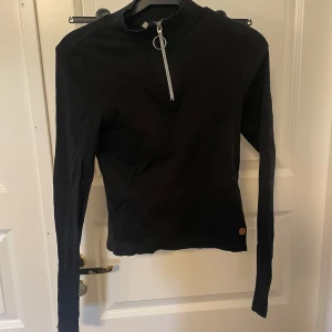 Svart tröja  - Svarta tröja från Kappahl. Använd några gånger men i fint skick 