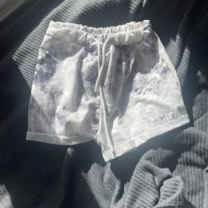 Mjukis shorts med marmor tryck! Använda 1 gång, inga defekter och i toppen skick!💕 Hör helst av dig innan du köper, köp görs via ”köp nu”💕
