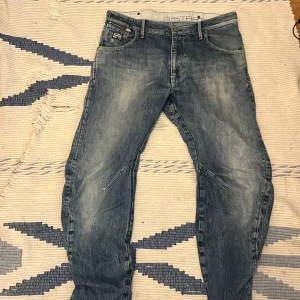 G-star jeans - Lite udda form på byxorna, skicket är 9/10 säljer dom för att det inte riktigt är min stil