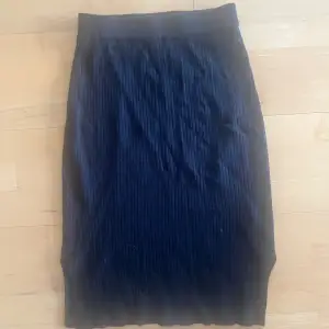 Ribbad svart kjol, storlek xs, använd fåtal gånger