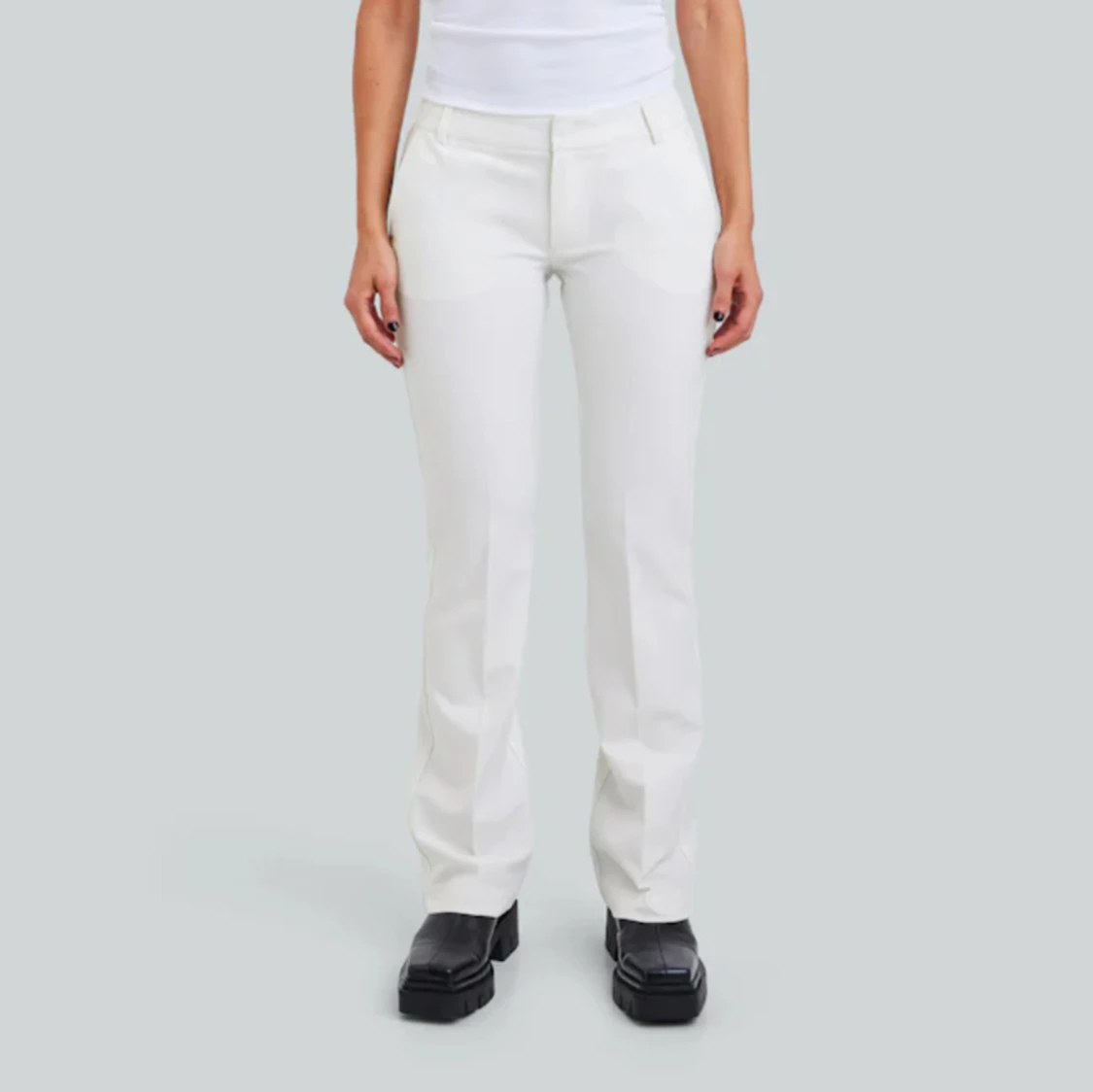 Vit kostymbyxa med slits