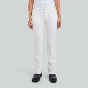 Vit kostymbyxa med slits - Lågmidjade vita kostymbyxor med slits från bikbok som jag tyvärr ej kan använda längre då dom är för små🤍