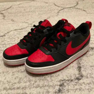 Nike Air Jordan röd/vit/svarta skor. Fint skick, använda ett psr gånger men annars i perfekt skick💕