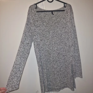 Tröja  - Super fin och skön längre tröja, använd vid enstaka tillfällen🫶🏼