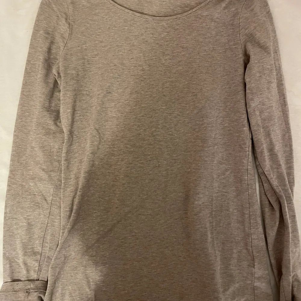 sitter väldig tight och fint så ger lite Intimissimi känsla. Köptes för 200kr på H&M för några är sen men använd en gång bara. Paidat.