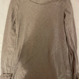 Beige H&M långärmad tröja - sitter väldig tight och fint så ger lite Intimissimi känsla. Köptes för 200kr på H&M för några är sen men använd en gång bara