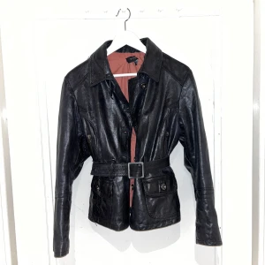 Skinnjacka L - Super fin dam skinnjacka i storlek 40.   Aldrig använd.   Köpt på Humana för 500kr