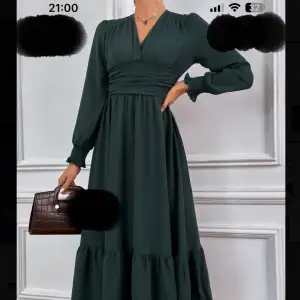 Mörk grön klänning från Shein  Nypris 289kr  Storlek L  Skulle säga att passformen är normal  Aldrig använd, nyskick  Jättefin klänning men aldrig fått chansen till att använda den! Därav till försäljning