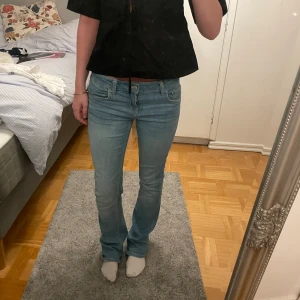 Blå lowwaist bootcut jeans - Nästintill nya ifrån bershka , endast använda 5-10 gånger. Super fin ljusblå färg som passar perfekt till sommartoppar!