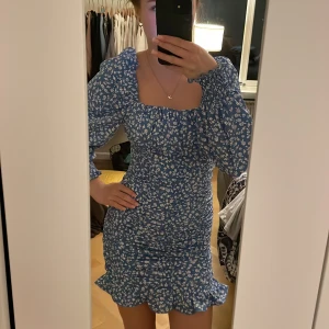 Blå blommog klänning  - Blå blommog klänning storlek xs 