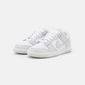 Nike dunks grå - Storlek 37,5  Helt nya använda endast 2 gånger och har fint skick. Köpta för 1450 
