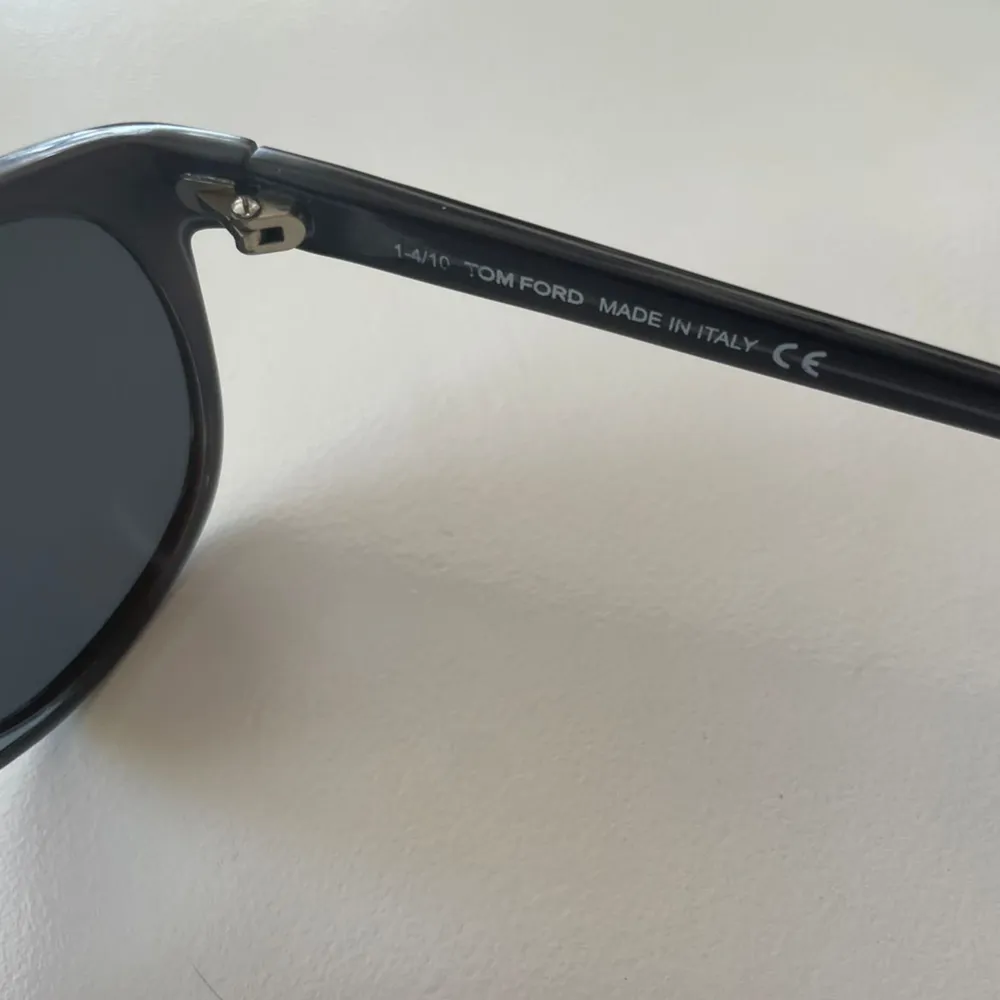 Feta Tom Ford solglasögon till sommaren. Dom är i bra skick bortsätt från dom två små repor (syns på sista bilden) Hör av dig för eventuella frågor 😁. Accessoarer.