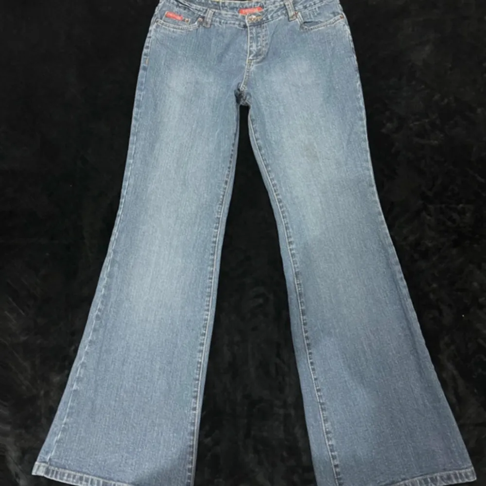 Ett par assnygga blåa lågmidjade bootcut jeans! Storlek 36 och är långa i benen. Bara använda ett fåtal gånger. 💗 kontakta mig om ni har frågor!. Jeans & Byxor.