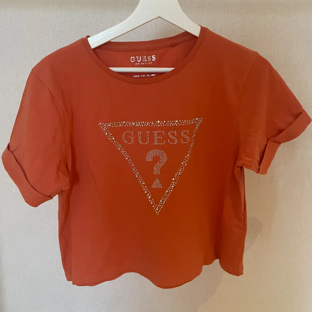 Säljer denna orangea söta t shirten från guess, äkta! (Små i storleken). T-shirts.
