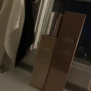 Caia body glow  - Body glow i färgen golden beam