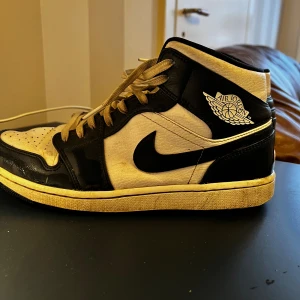 Jordan 1 - Säljer mina Jordan 1 Mid Navy bra skick