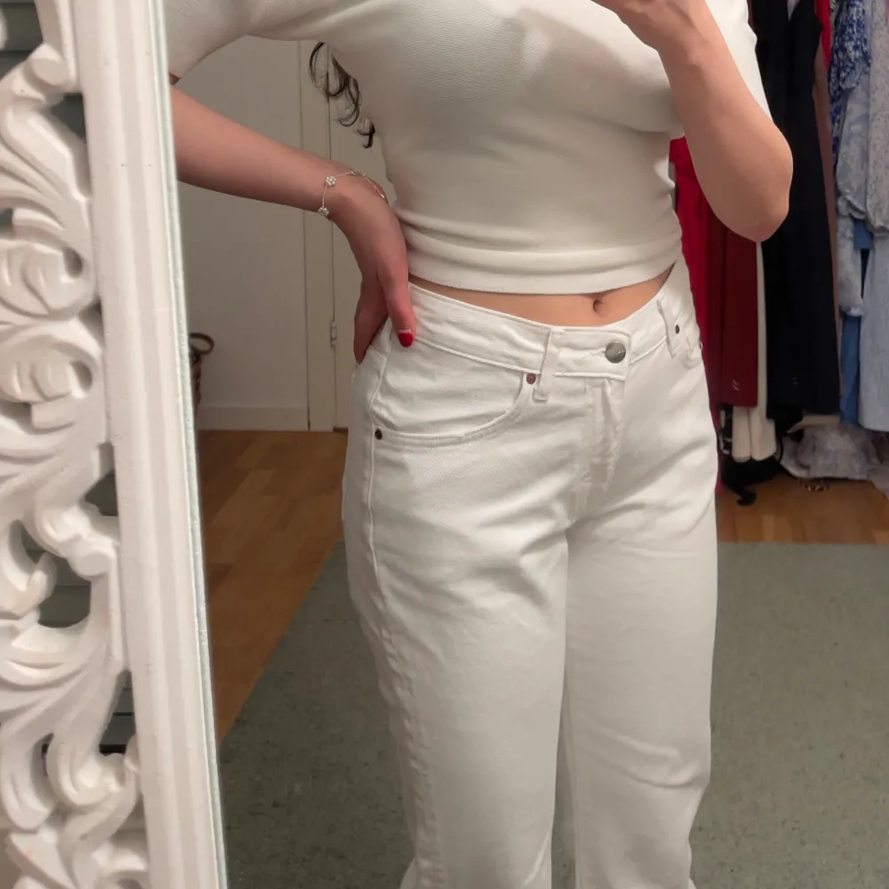 Low straight white jeans . Jeans & Byxor.