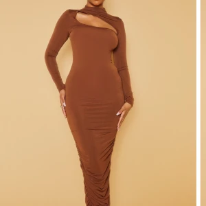 BRUN MAXI DRESS PLT  - Tajt brun klänning från Prettylittlething i storlek 34. Perfekt som festlig outfit.  Prislapp är kvar 