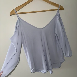 Ljusblå söt blus - Ljusblå söt blus till sommaren storlek XS , passar S. Fint skick✨☺️🌸