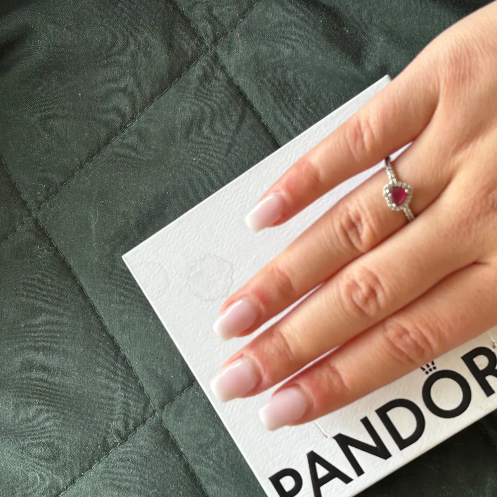 Pandora ring, silver, röd, hjärta   Pandora ring i nyskick   Nypris: 899 kr   Skriv gärna om ni är intresserade,  pris kan diskuteras 💕. Accessoarer.