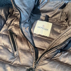 Moncler jacka  - Moncler jacka i mycket bra skick säljes. Tunnare modell och bra mellan jacka. (KVINNA MODEL)