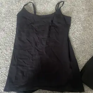 svart linne i nyskick, storlek XS och köpt för runt 45 kr och säljes för 15